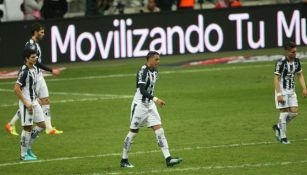 Jugadores de Rayados, tras el gol del triunfo de Tigres