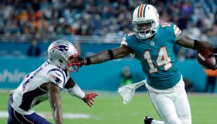 Jarvis Landry intenta quitarse a un rival