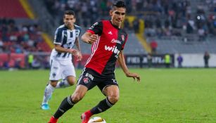 José Madueñaconduce el balón en juego contra Rayados