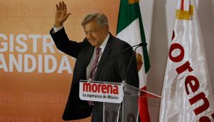 López Obrador saluda a sus simpatizantes tras un discurso