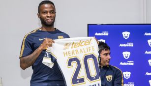 Yúber Asprilla sonríe durante su presentación con Pumas