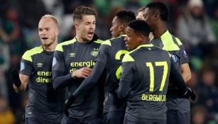 Jugadores del PSV festejan gol contra Groningen