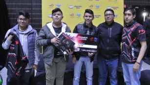 Los jugadores de Syner Gaming, posando con su premio de campeón