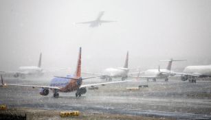 Aviones despegan durante una tormenta de nieve
