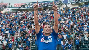 Chaco Giménez festeja un gol con Cruz Azul 