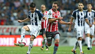 Manuel Iturra (derecha) en un partido contra Rayados