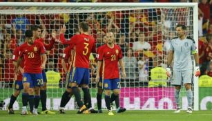 Jugadores de España festejan un gol en un juego contra Italia