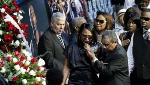 Sherra Wright lamenta la pérdida de su esposo durante el funeral