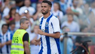 Diego Reyes disputa un juego con el Porto