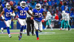 Tre'Davious White celebra con sus compañeros después de una intercepción