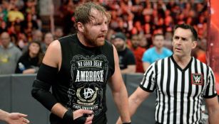 Dean Ambrose después de la lucha de relevos australianos