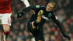 Chicharito Hernández disputa el balón en el juego contra Arsenal