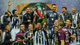 Jugadores de Rayados levantan el trofeo de Copa MX