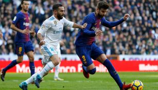 Carvajal y Piqué pelean el esférico en el Bernabéu 