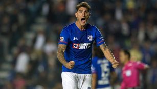 Gabriel Peñalba festeja un gol con Cruz Azul 