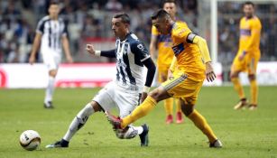 Rogelio Funes Mori y Juninho disputan el balón durante la Final de la Liga MX