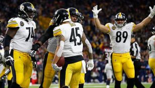 Jugadores de Steelers festejan una anotación 