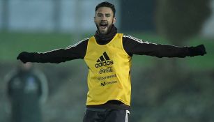 Miguel Layún sonríe durante un entrenamiento del Tri