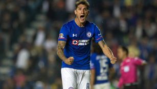 Peñalba festeja una anotación con Cruz Azul 