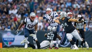 La defensiva de Raiders trata de evitar el avance de Brady