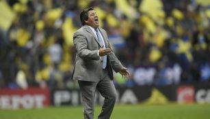 Miguel Herrera dirige al América durante las 'Semis' del A2017