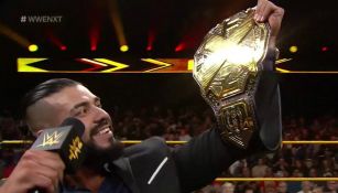 Andrade 'Cien' Almas celebra ser campeón de NXT
