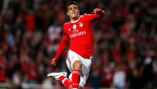 Raúl Jiménez festeja un gol con el Benfica