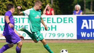 Klasnic prepara un tiro de zurda con el Werder Bremen