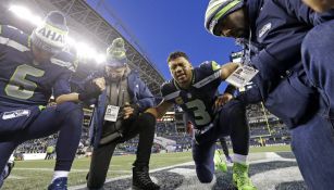 Russell Wilson reza tras la derrota contra Arizona