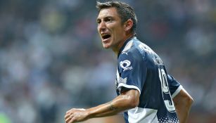 Neri Cardozo disputa un juego con Rayados