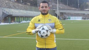 Eduardo Escalante posa con un balón