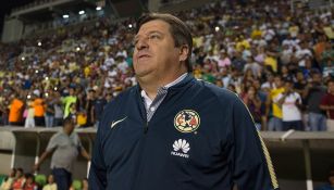 Miguel Herrera observa un partido de las Águilas