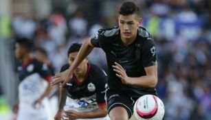 César Montes, durante una acción de juego en el partido contra Lobos Buap