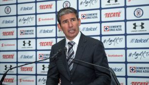 Eduardo de la Torre durante una conferencia de prensa de Cruz Azul 