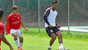 Alanís remata un balón en un entrenamiento de Chivas 