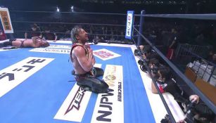 Kenny Omega festeja con el título de EU IWGP