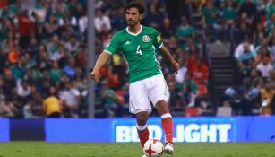 Oswaldo Alanís disputa un juego con el Tri