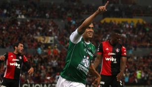 Rifle Andrade celebra su tanto frente al Atlas