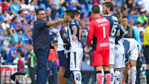 Antonio Mohamed da indicaciones a sus jugadores en un duelo del A2017