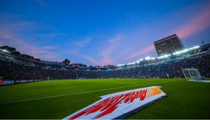 Aficionados abarrotan el Estadio Azul durante la J1 del A2017