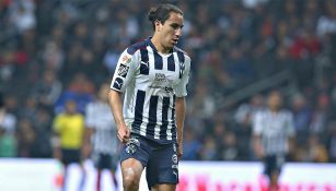 Efraín Juárez disputa un juego con Monterrey