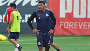 Salcido, durante un entrenamiento con Chivas