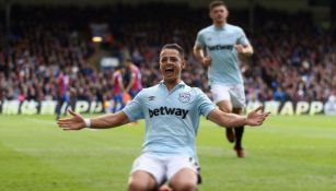 Javier Hernández en festejo de su gol con el West Ham