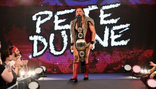 Pete Dunne hace su entrada al ring