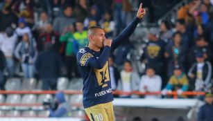 Nico Castillo festeja un gol con Pumas