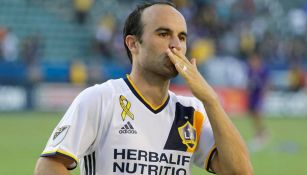 Donovan manda besos a la tribuna durante un juego del Galaxy