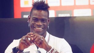 Mario Balotelli ríe durante un evento 