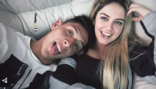 El futbolista compartió una foto con su novia 