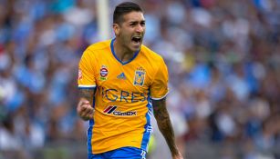 Ismael Sosa celebra una anotación con Tigres