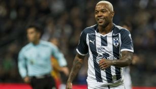 Dorlan Pabón disputa un partido con Rayados en el C2018